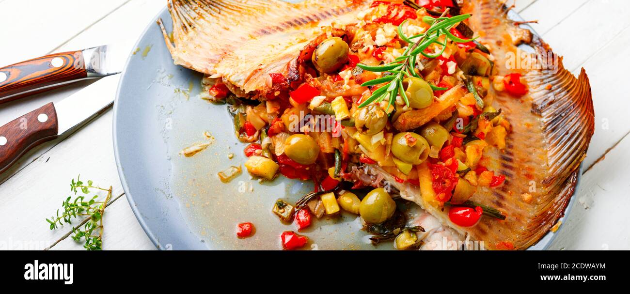 Passera o pesce piatto al forno con verdure. Pesce fritto con ripieno di verdure. Pesce delizioso grigliato Foto Stock