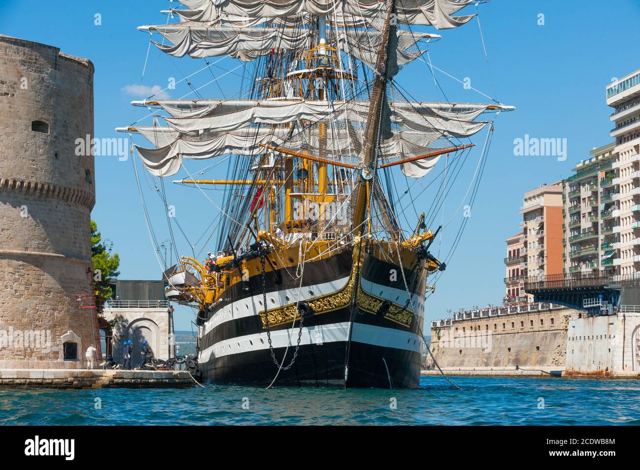 La nave di addestramento della Marina Italiana "AMERIGO VESPUCCI" nel porto di Taranto Foto Stock