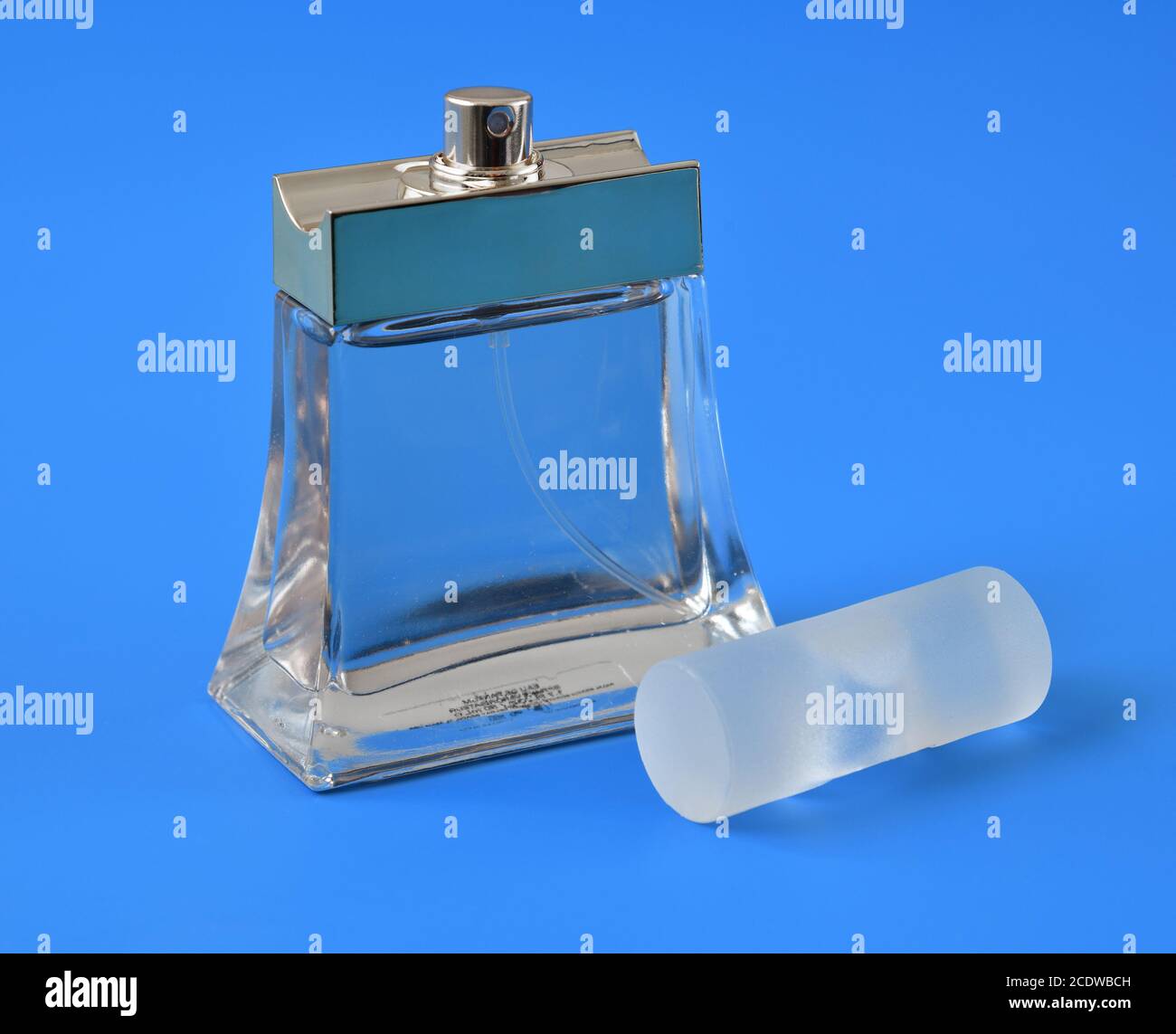 bottiglia trasparente con acqua di gabinetto su sfondo blu Foto Stock