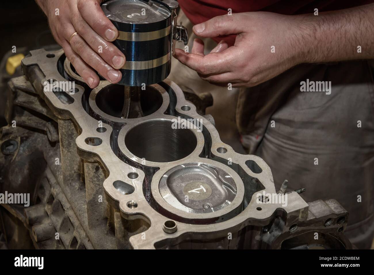 Riparazione del motore della vettura in officina Foto Stock