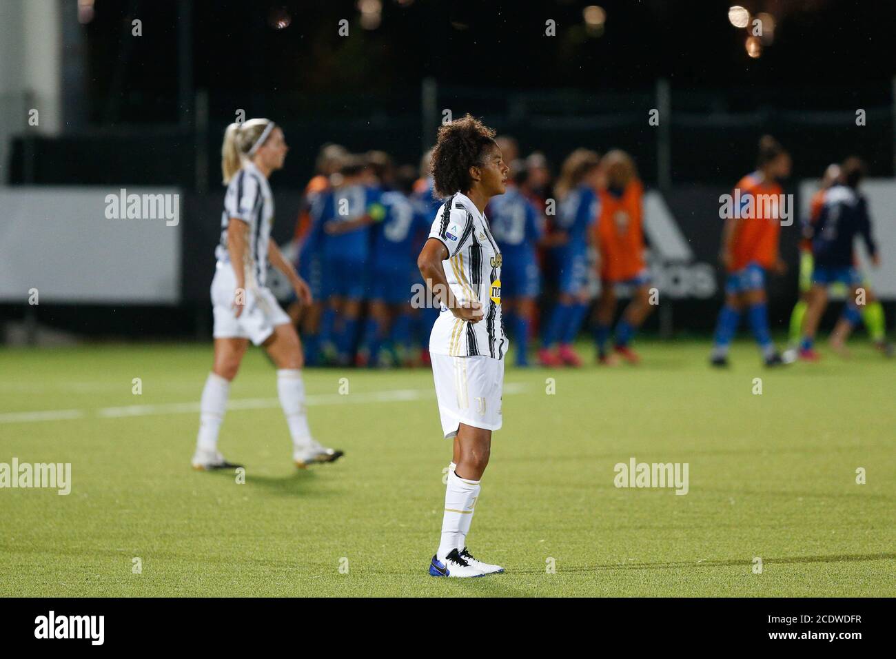 Torino, Italia. 29 Agosto 2020. Torino, Italia, 29 ago 2020, Sara Gama (Juventus FC) ed Empoli Ladies Players in background celebrano il loro obiettivo durante Juventus vs Empoli Ladies - Italian Soccer Serie A Women Championship - Credit: LM/Francesco Scaccianoce Credit: Francesco Scaccianoce/LPS/ZUMA Wire/Alamy Live News Foto Stock