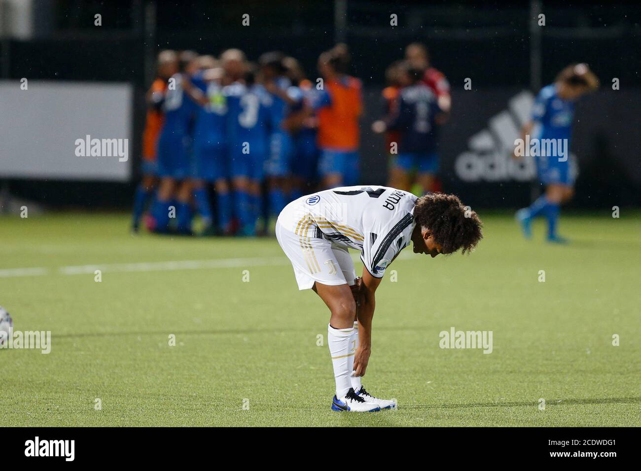 Torino, Italia. 29 Agosto 2020. Torino, Italia, 29 ago 2020, Sara Gama (Juventus FC) ed Empoli Ladies Players in background celebrano il loro obiettivo durante Juventus vs Empoli Ladies - Italian Soccer Serie A Women Championship - Credit: LM/Francesco Scaccianoce Credit: Francesco Scaccianoce/LPS/ZUMA Wire/Alamy Live News Foto Stock