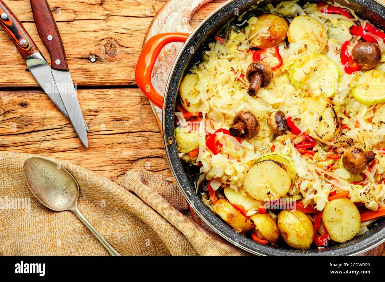 Deliziose verdure stufate in padella, cibo vegetariano sano Foto Stock