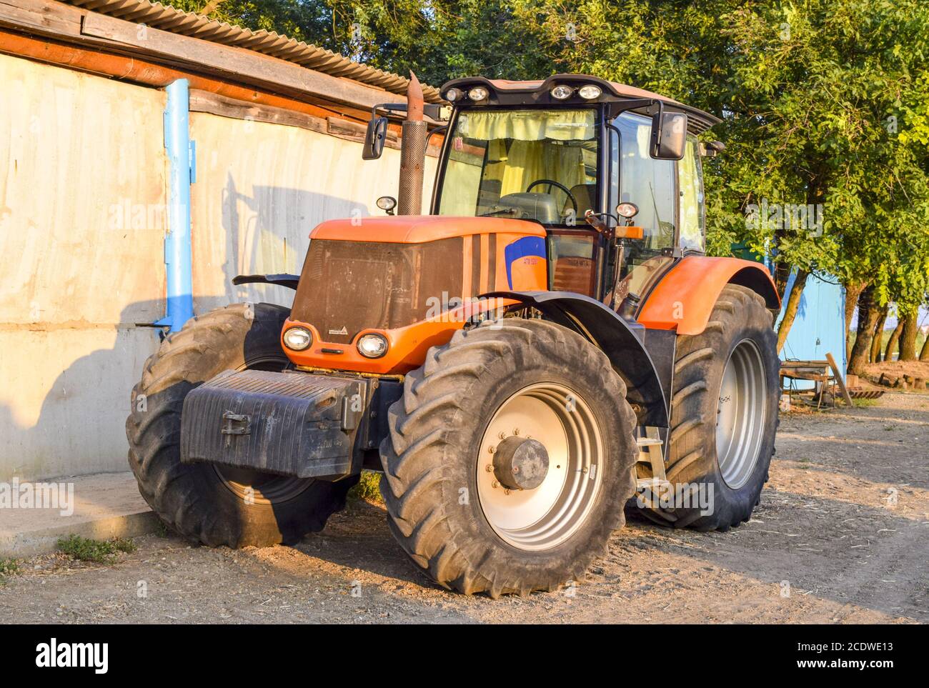 Trattore, in piedi in una fila. Macchine agricole. Foto Stock