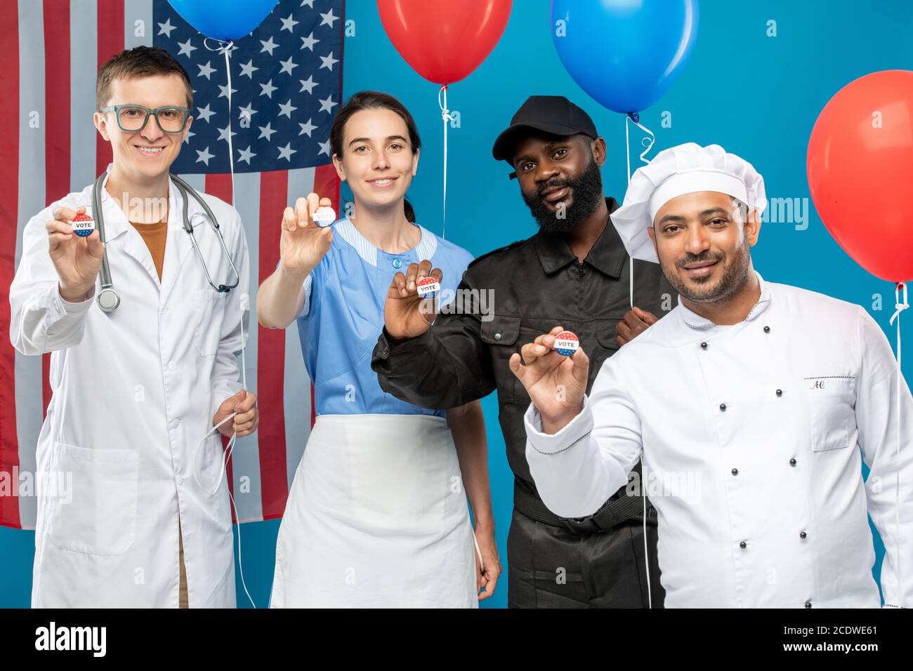 Gruppo multiculturale di giovane medico contemporaneo, cameriera, chef e sicurezza Foto Stock