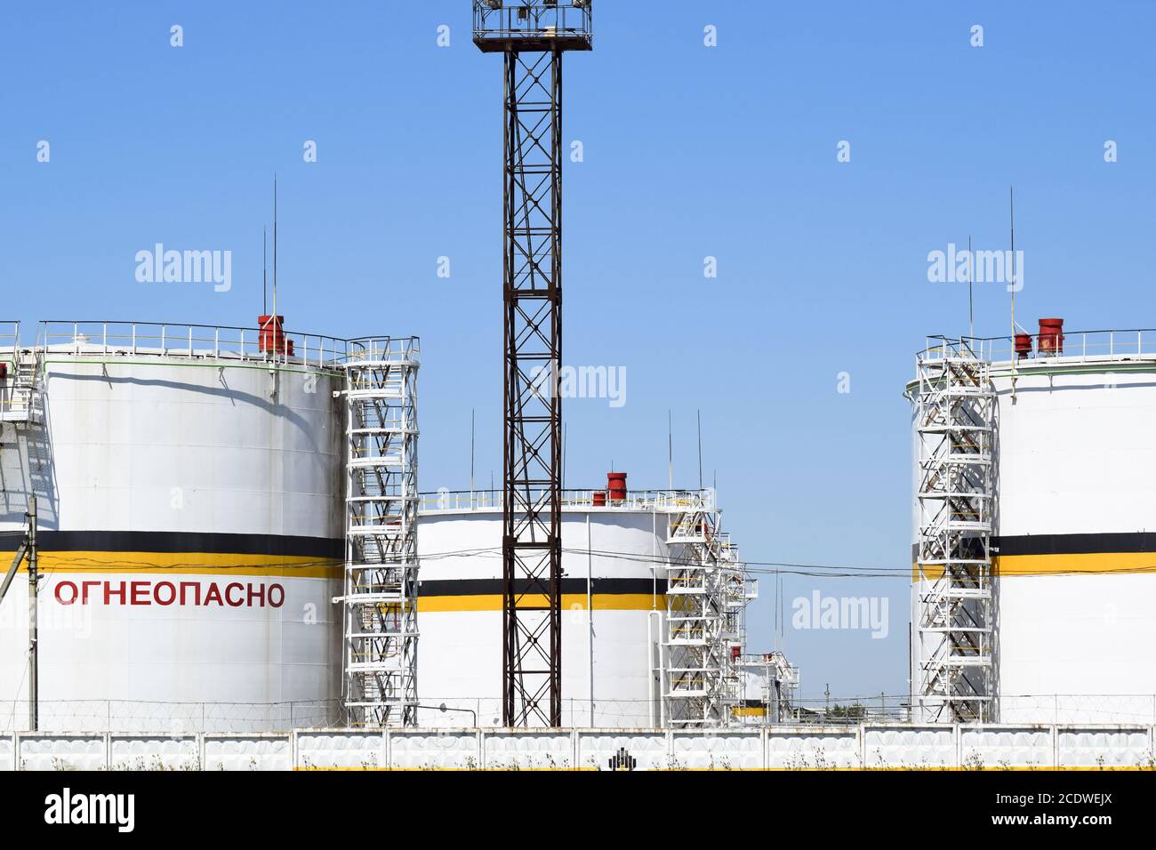 Serbatoio in acciaio verticale. Capacità di stoccaggio di prodotti petroliferi. Didascalia: Infiammabile. Foto Stock