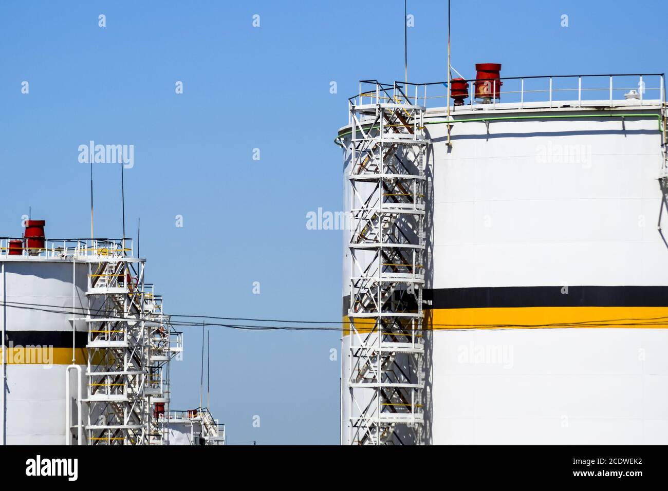 Serbatoio in acciaio verticale. Capacità di stoccaggio di prodotti petroliferi Foto Stock