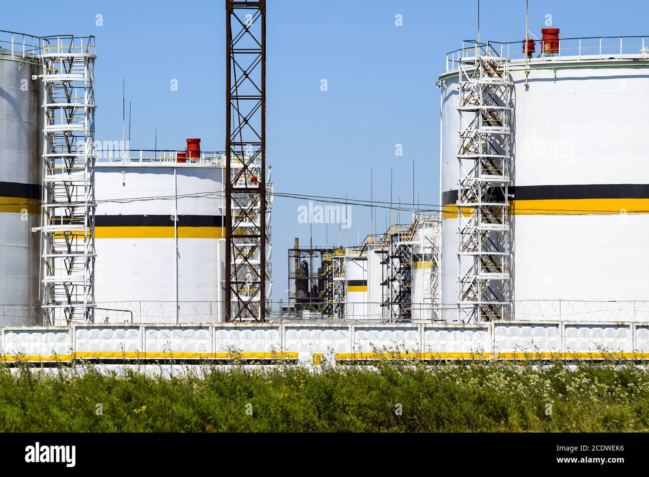 Serbatoio in acciaio verticale. Capacità di stoccaggio di prodotti petroliferi Foto Stock
