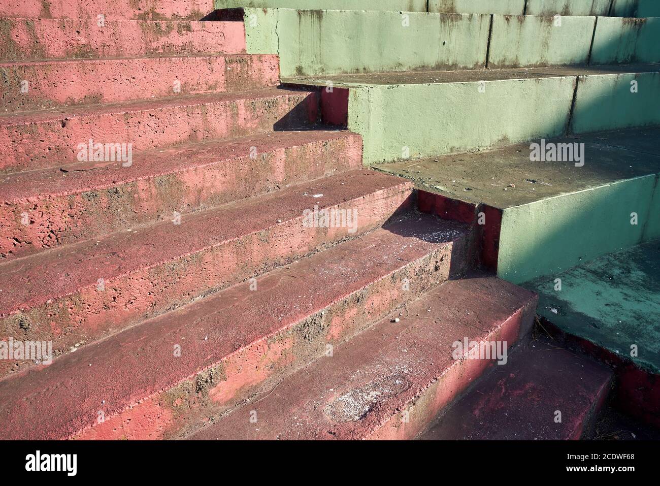 Gradini di scale con un rivestimento di vernice in Porec in Croazia Foto Stock