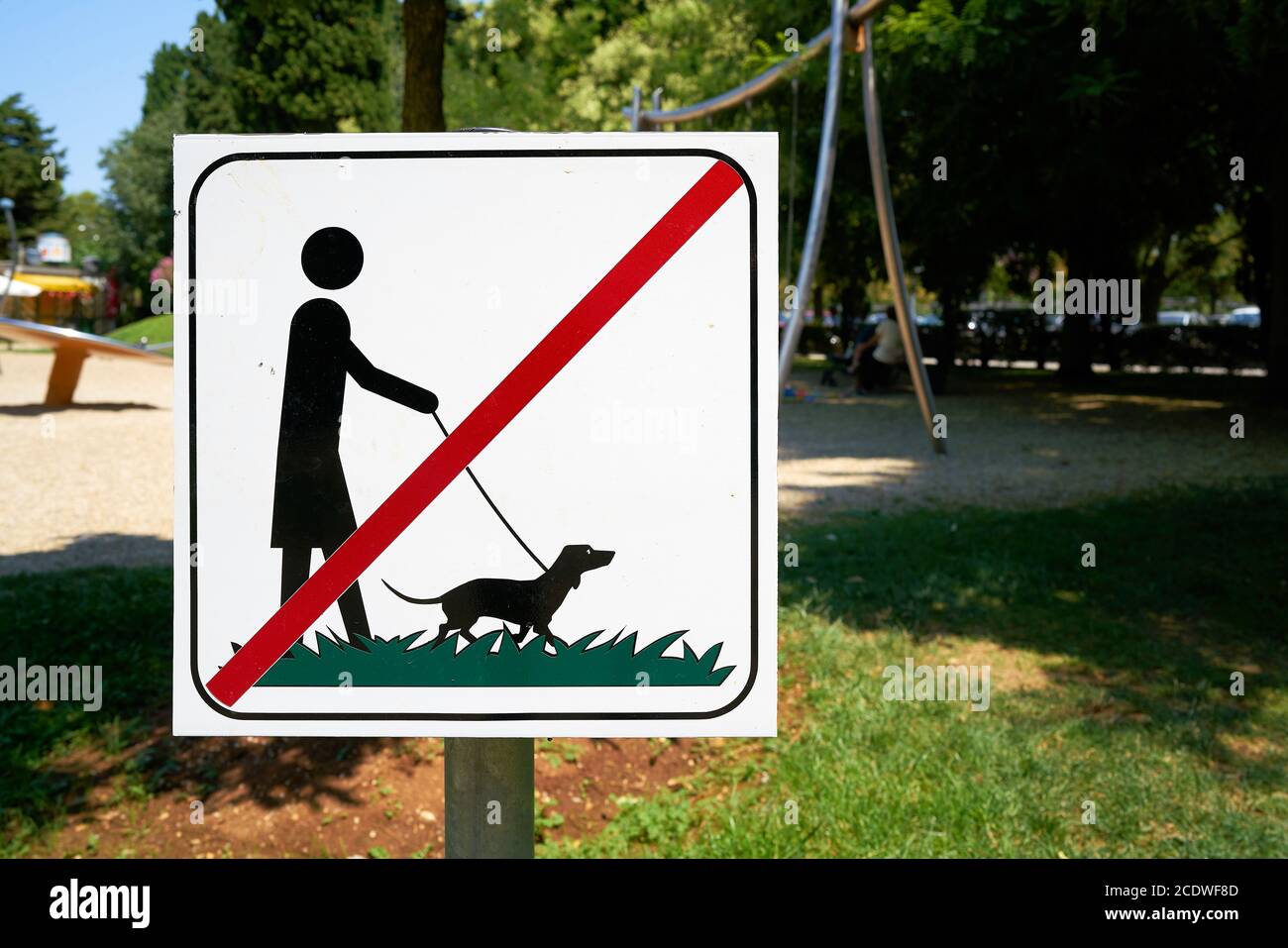 Cartello di divieto per il divieto di cani in un parco pubblico in Porec in Croazia Foto Stock