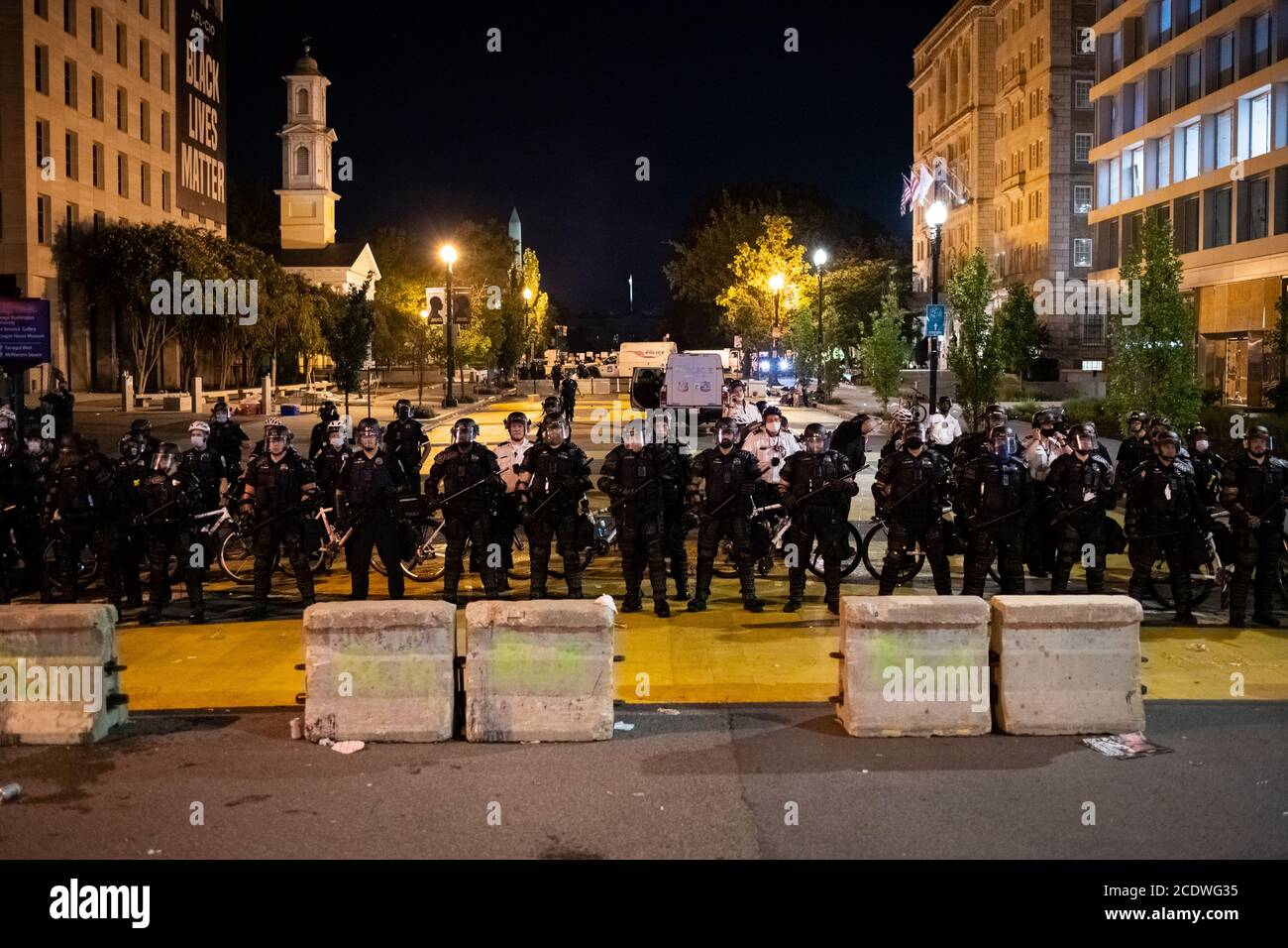 Gli ufficiali di polizia che indossano un'armatura a corpo pieno tengono una linea in Black Lives Matter Plaza vicino alla Casa Bianca a Washington, DC, il 29 agosto 2020 in mezzo alla pandemia di Coronavirus. Alla fine di una settimana di proteste che sono scoppiate dopo le sparatorie della polizia a Jacob Blake in Wisconsin, poi sono proseguite attraverso la Convenzione Nazionale Repubblicana, e sono culminate nell'impegno di marzo: Il venerdì, sabato, il ginocchio si è spento e ha portato delle marches di protesta emotiva che si sono concluse con una violenta repressione della polizia in Black Lives Matter Plaza a tarda notte. (Graeme Sloan/Sipa USA) Foto Stock