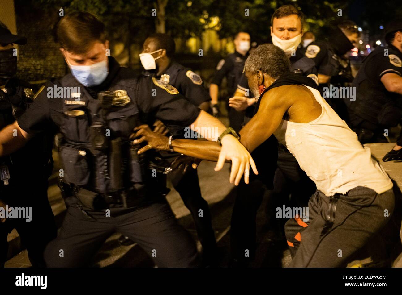 I manifestanti per la giustizia razziale si lamentano con la polizia dopo aver saltato una barricata in Black Lives Matter Plaza a Washington, DC, il 29 agosto 2020 in mezzo alla pandemia di Coronavirus. Alla fine di una settimana di proteste che sono scoppiate dopo le sparatorie della polizia a Jacob Blake in Wisconsin, poi sono proseguite attraverso la Convenzione Nazionale Repubblicana, e sono culminate nell'impegno di marzo: Il venerdì, sabato, il ginocchio si è spento e ha portato delle marches di protesta emotiva che si sono concluse con una violenta repressione della polizia in Black Lives Matter Plaza a tarda notte. (Graeme Sloan/Sipa USA) Foto Stock