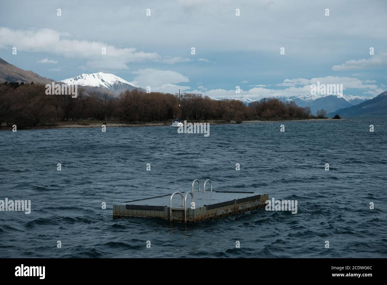 Piattaforma subacquea presso il fiume Dart a Glenorchy Foto Stock