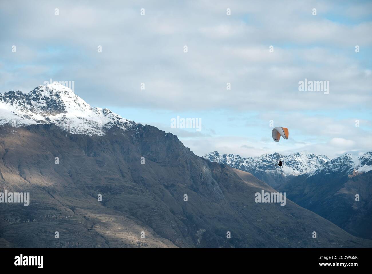 Parapendio che sorvola il lago Wakatipu Foto Stock