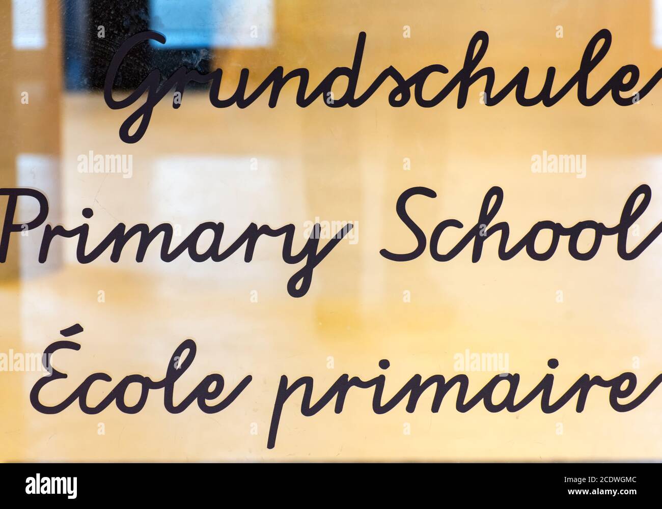 Porta di vetro alla scuola primaria Foto Stock