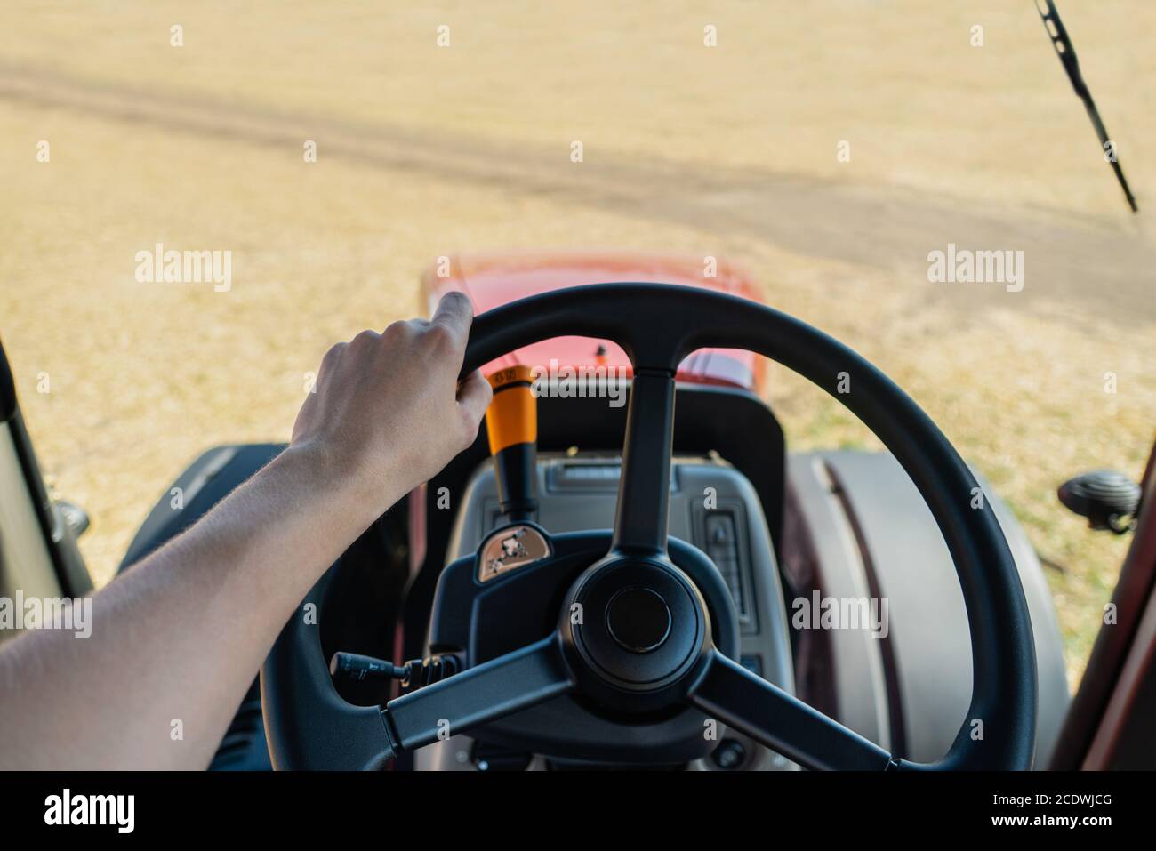 Guida di un trattore. Visualizzazione in prima persona Foto Stock