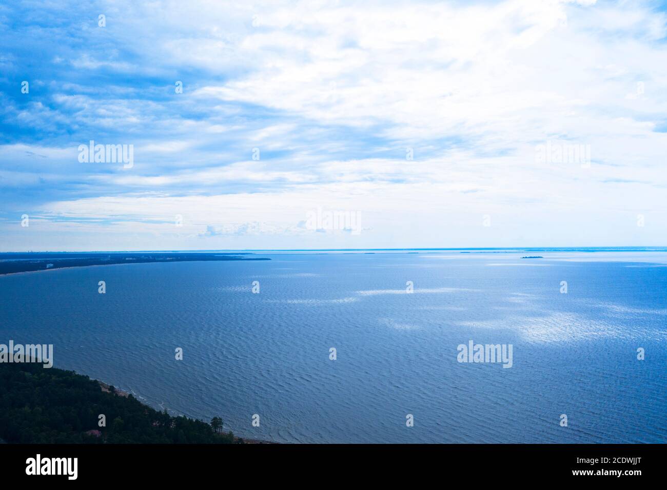 Vista aerea di uno sfondo blu di acqua di mare. Vista sul drone. Onde acqua superficie texture. Volo aereo sopra l'oceano blu Foto Stock