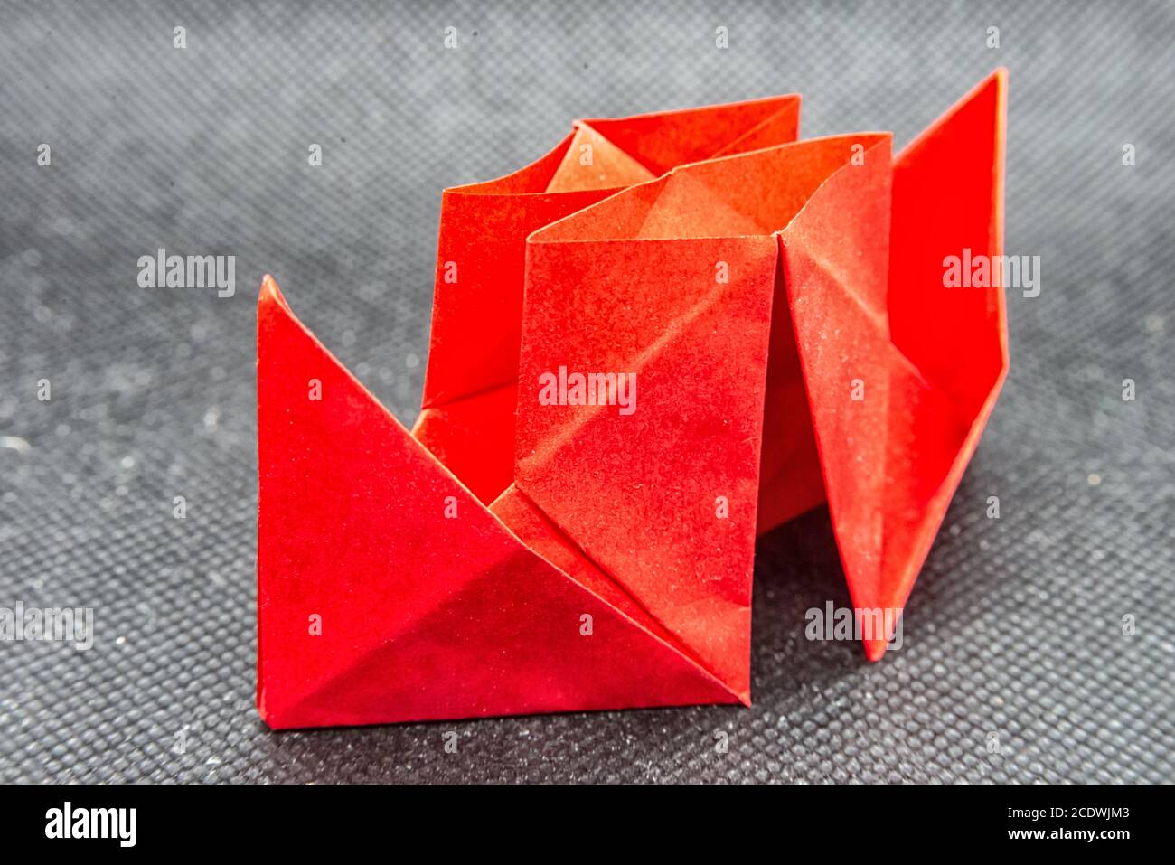 Nave di carta fatta di carta rossa dopo Froebel Foto Stock