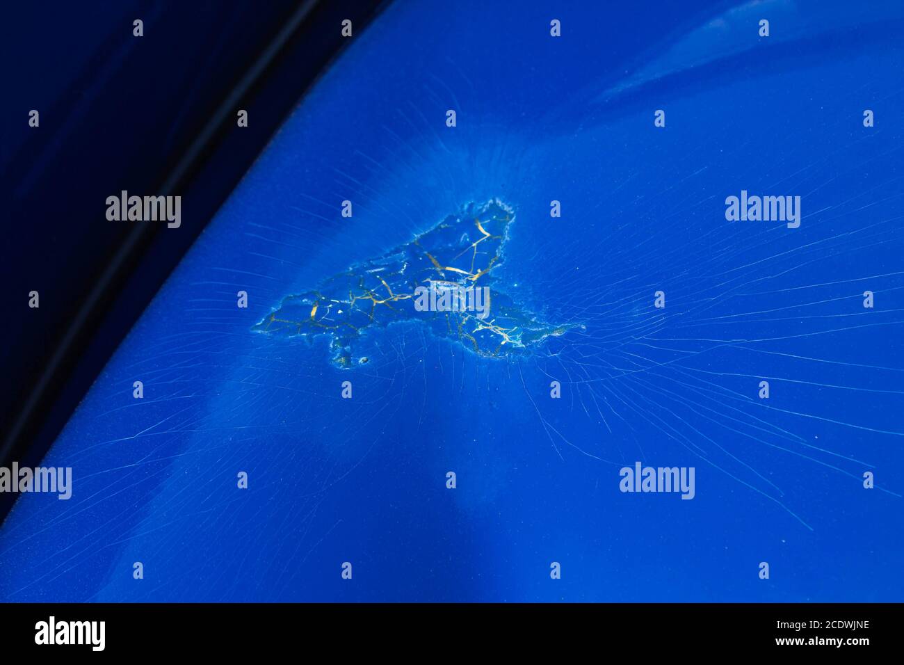 Spaccatura su auto Blue Body Close Up Foto Stock