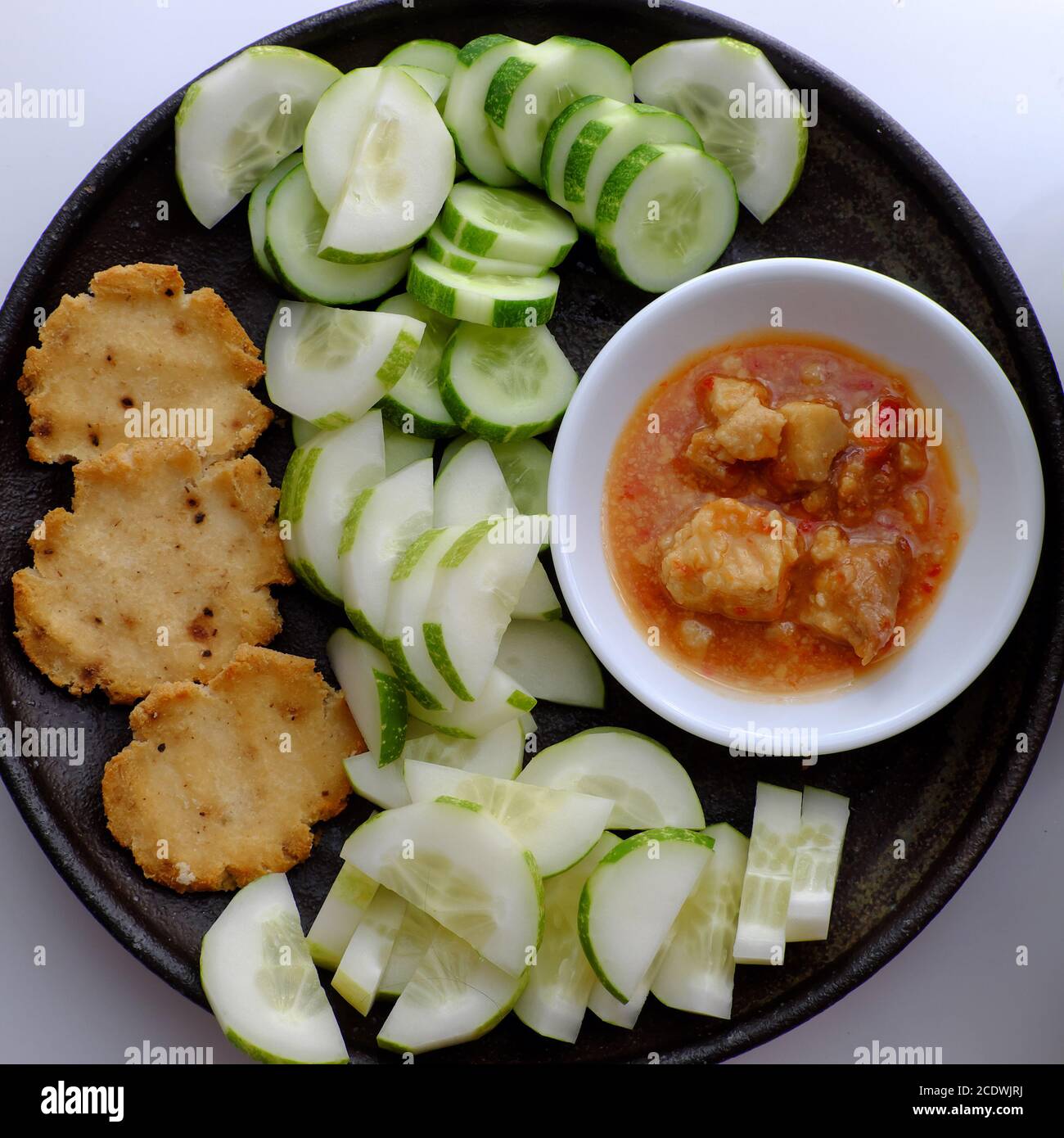 Vista dall'alto: Pasto giornaliero vegano per pranzo, fetta di cetriolo con formaggio tofu, zuppa di alghe, ciotola di riso, semplice cibo vegetariano vietnamita che nutrire Foto Stock