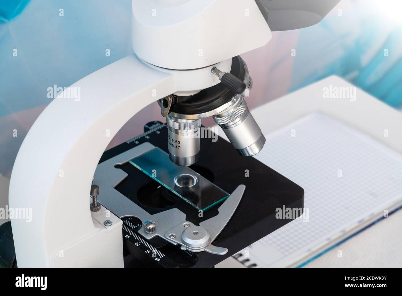Microscopio ottico in un laboratorio mobile Foto Stock