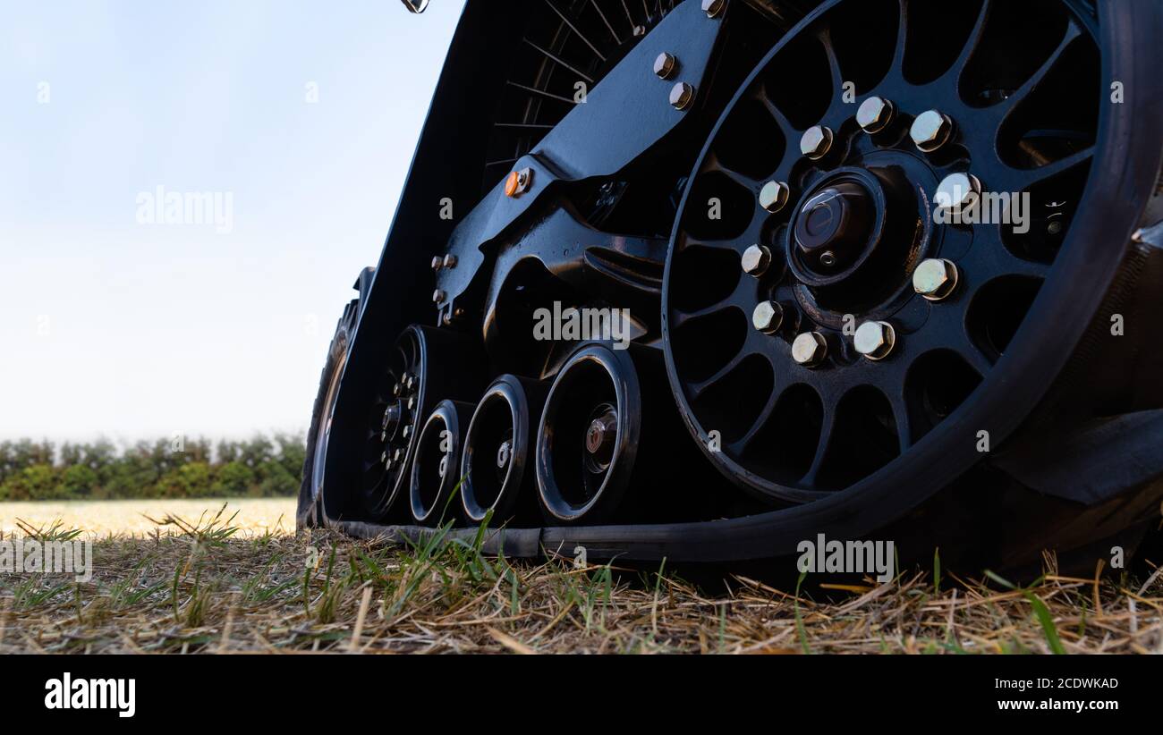 Primo piano del trattore cingolato in gomma Foto Stock