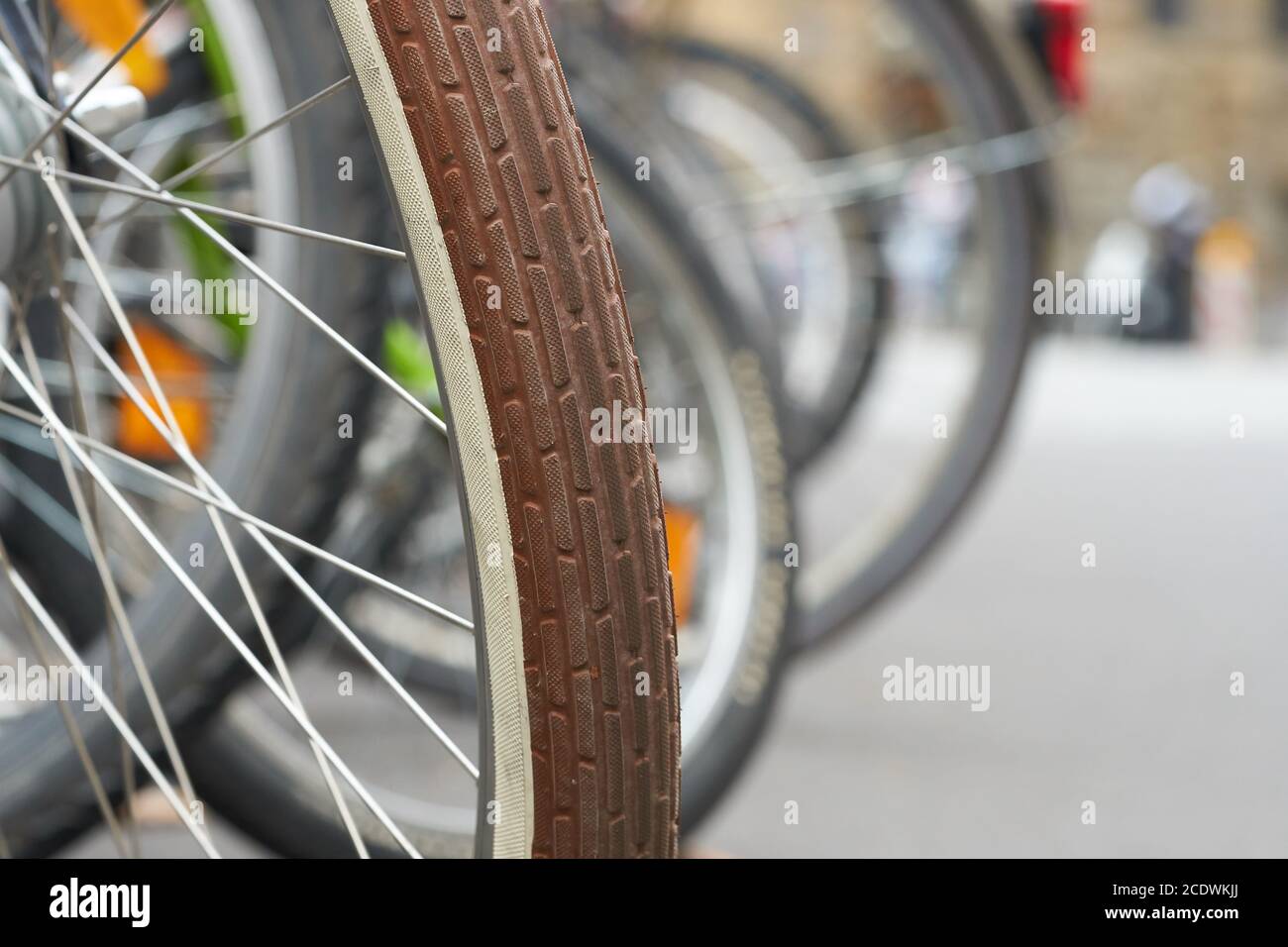 Le biciclette in una rastrelliera per biciclette nel centro della città di Lipsia Foto Stock