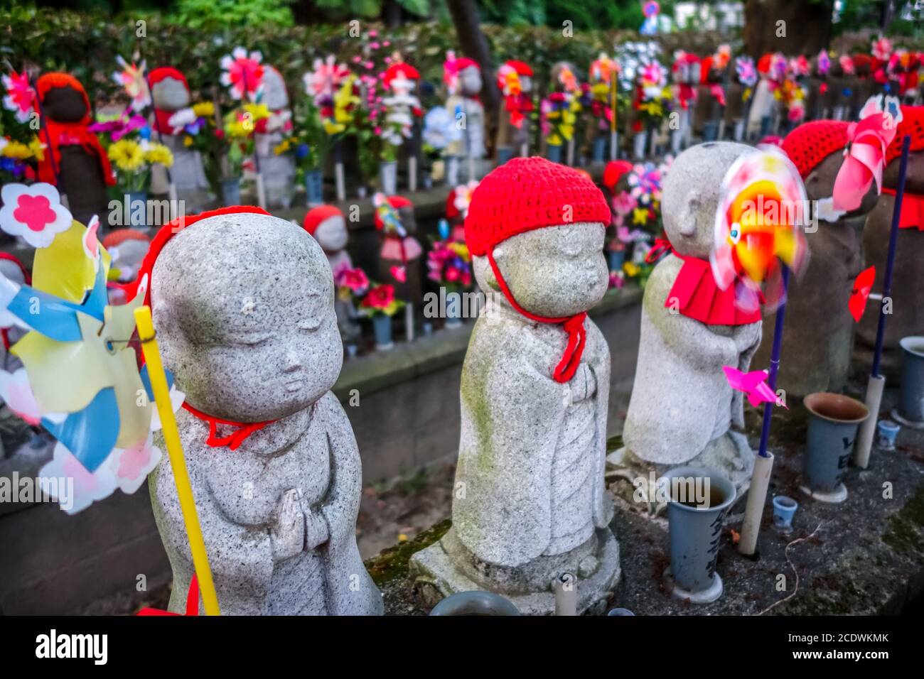 Statue Jizo al tempio Zojo-ji, Tokyo, Giappone Foto Stock