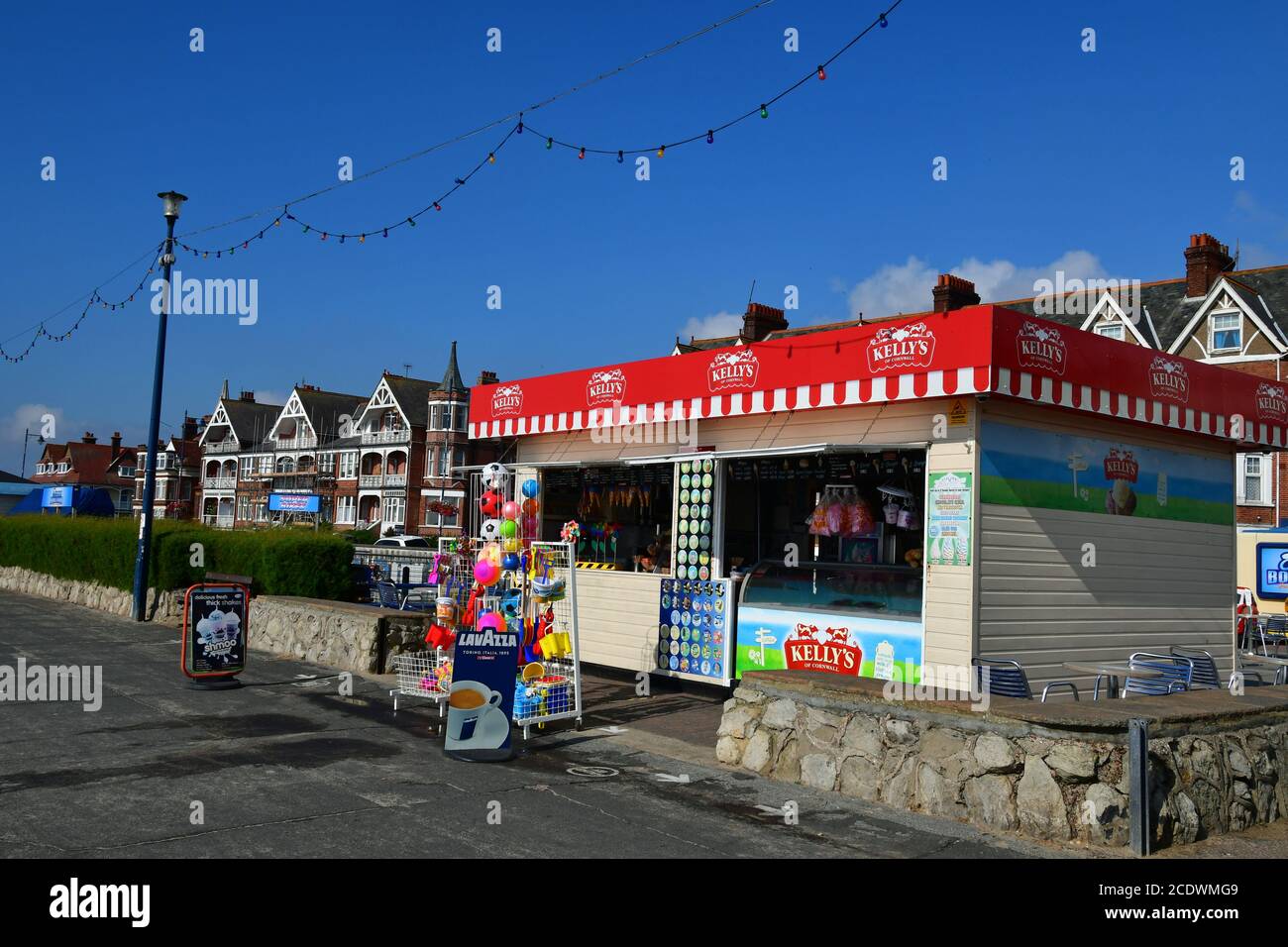 Vendita di gelati e prodotti da spiaggia su Felixstowe Seafront, Suffolk, Regno Unito Foto Stock