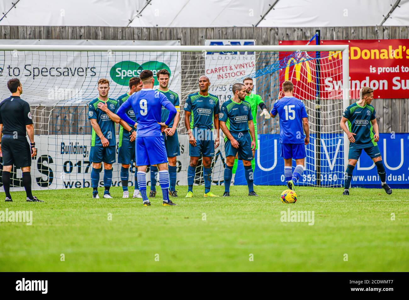 Chippenham Town difendendo da Swindon Supermarine calcio libero 29/08/2020 Foto Stock
