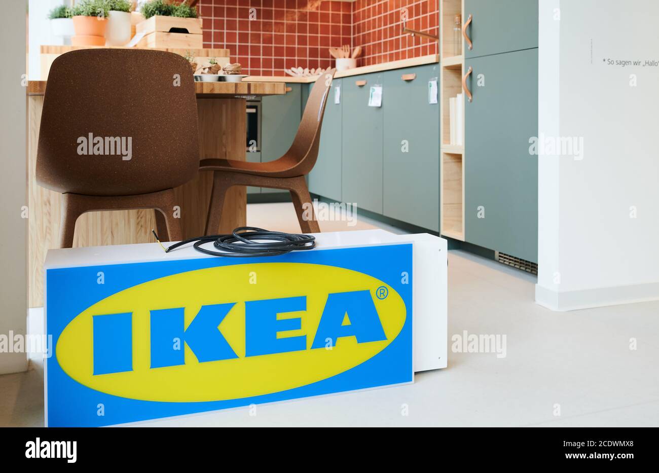 Berlino, Germania. 28 Agosto 2020. Una lampada con il noto logo Ikea è ancora stesa sul pavimento e deve essere collegata. Il 1.9, a Berlino, Pankow, si apre un'edizione in miniatura del gruppo di mobili Ikea. Il negozio di mobili XS è il primo 'Studio di progettazione' in Germania. In un tale studio di pianificazione non potete né prendere tovaglioli né mobili con voi. Non ci sono inoltre posti auto e non ci sono hot dog. Ma sarete avvisati e potete avere i mobili ordinati consegnati alla vostra sede. Credit: Annette Riedl/dpa/Alamy Live News Foto Stock