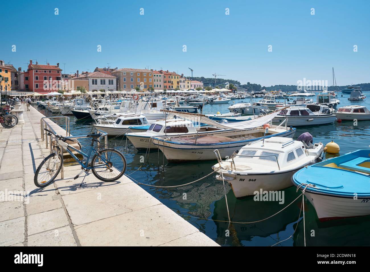 Barche nel porto di Rovigno sull'Adriatico croato costa Foto Stock