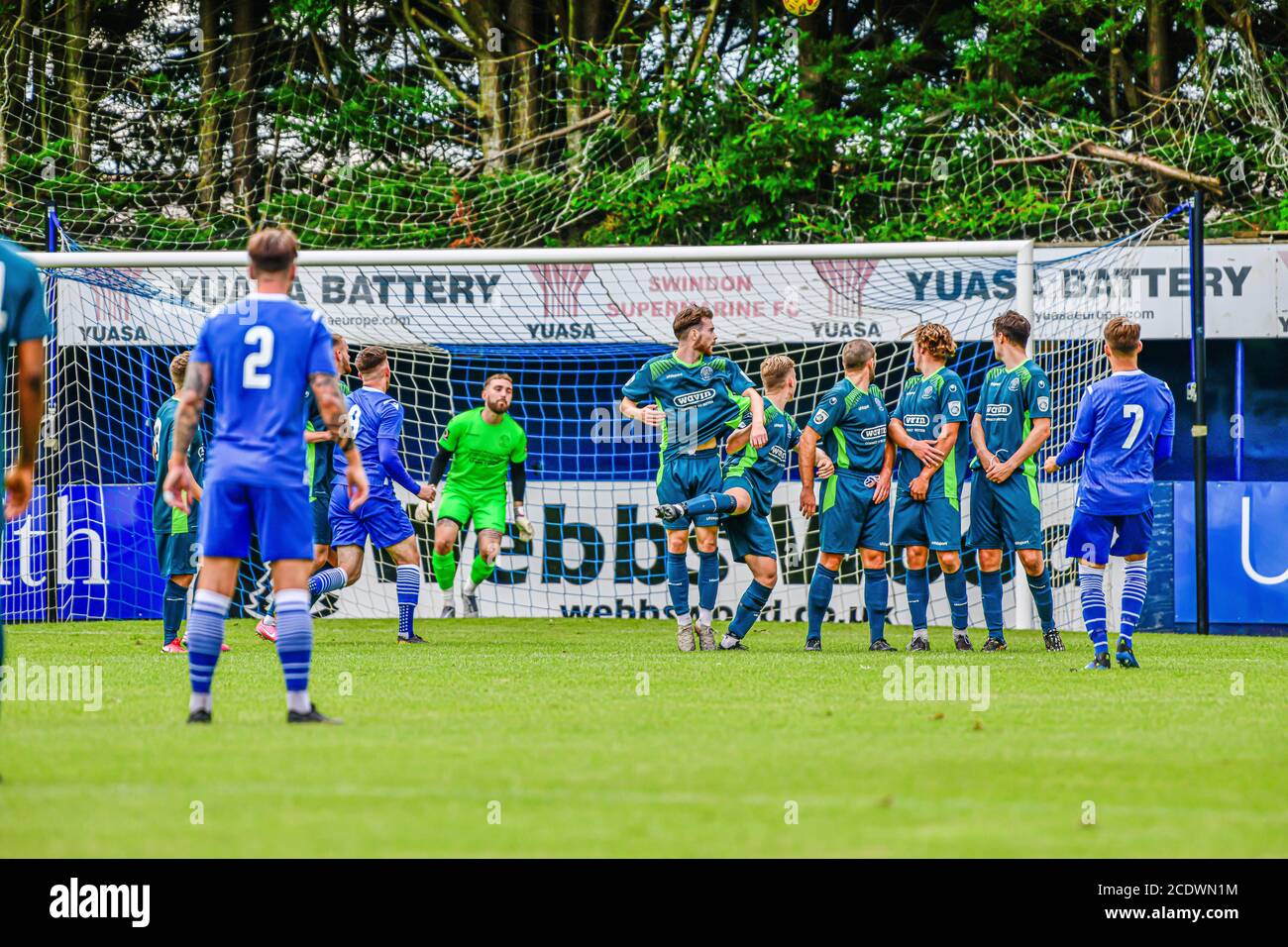 Chippenham Town difendendo da Swindon Supermarine calcio libero 29/08/2020 Foto Stock