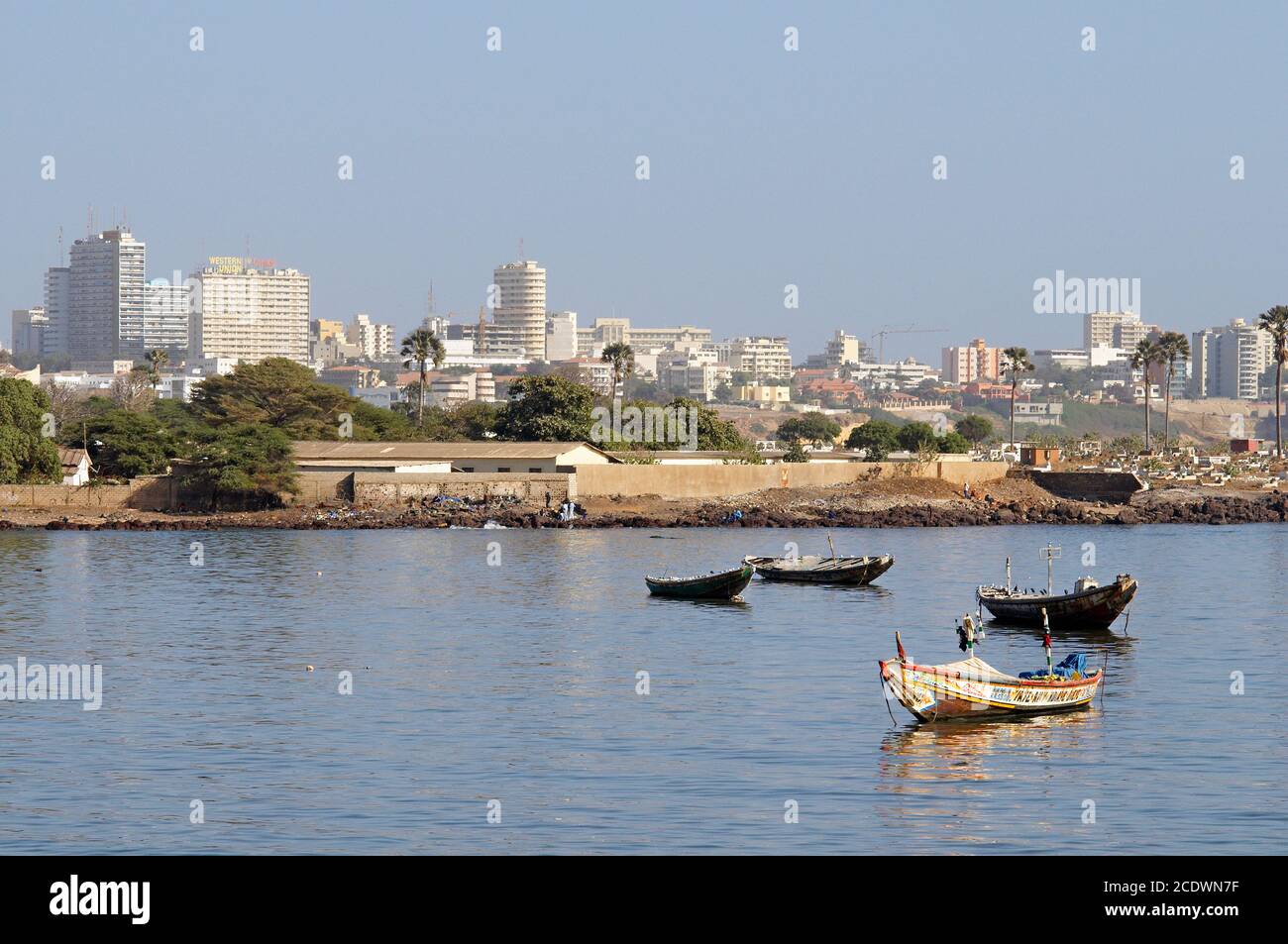 Senegal. Dakar. Baia di Soumbedioumme e la città di Dakar. Foto Stock