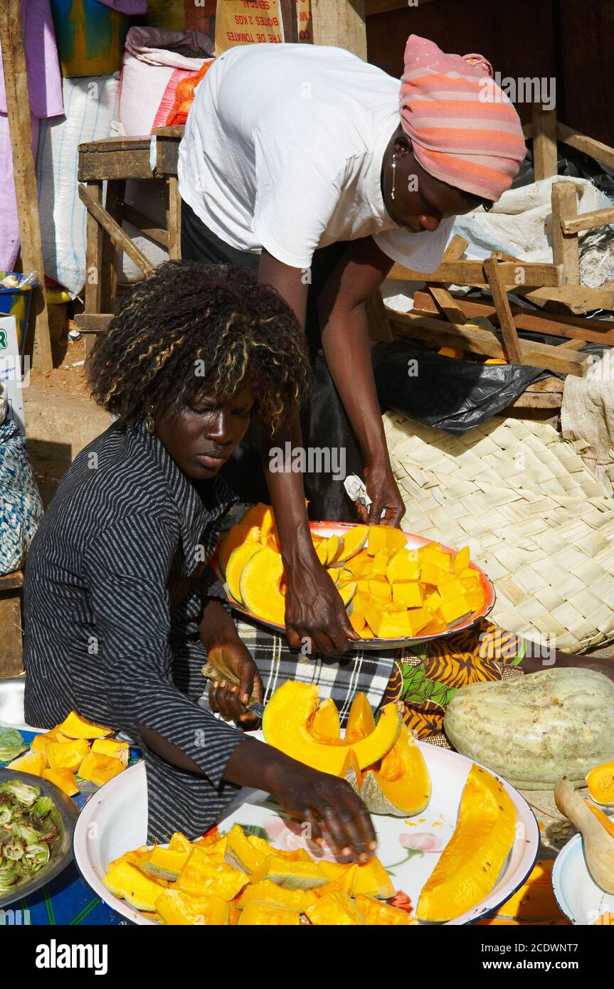 Senegal, mercato di Mbour sul "piccolo cote" (piccola costa). Foto Stock