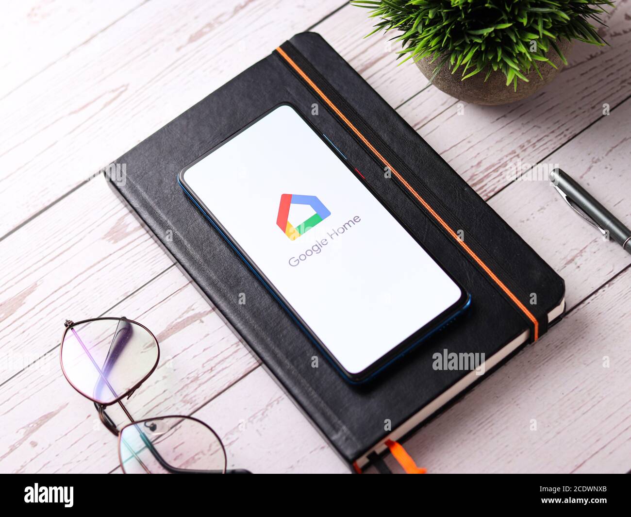 Assam, india - 27 agosto 2020 : il logo domestico di Google sull'immagine dello stock dello schermo del telefono. Foto Stock