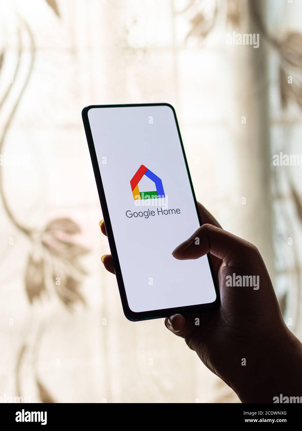 Assam, india - 27 agosto 2020 : il logo domestico di Google sull'immagine dello stock dello schermo del telefono. Foto Stock