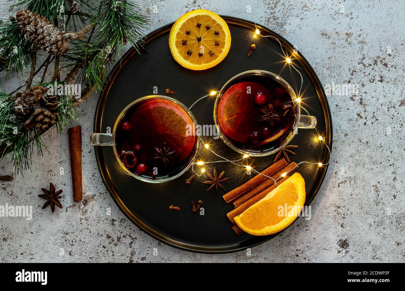 VIN brulé natalizio con arance e spezie, con decorazioni natalizie. Foto Stock