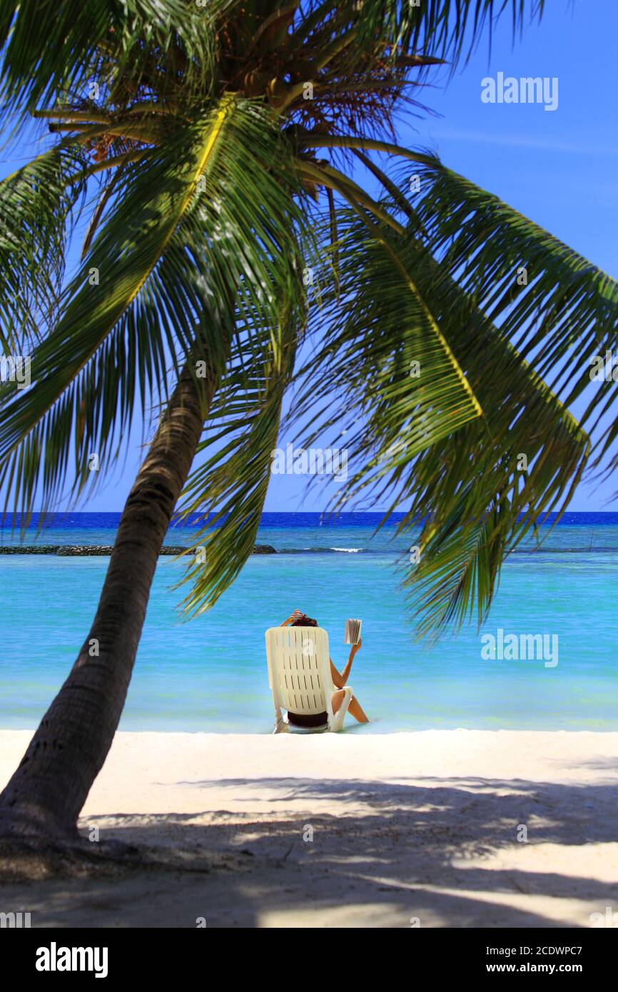 Relax turistico sulla spiaggia delle Maldive. Foto Stock