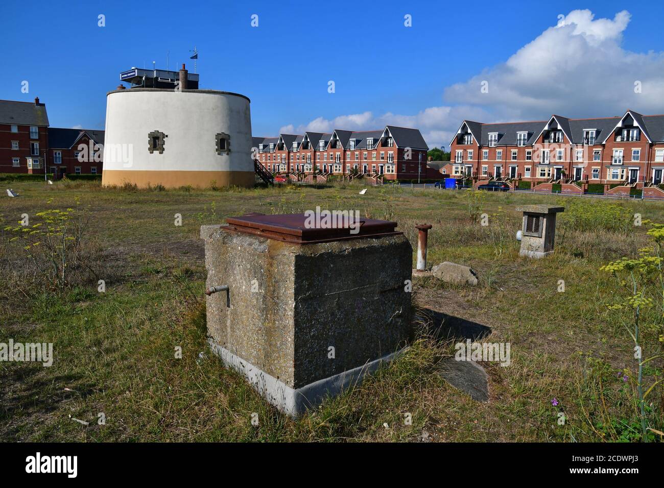 Martello Tower P, la Fortezza Napoleonica, e il portello d'ingresso ad un bunker della Guerra fredda, a martello Park, Felixstowe, Suffolk, UK Foto Stock