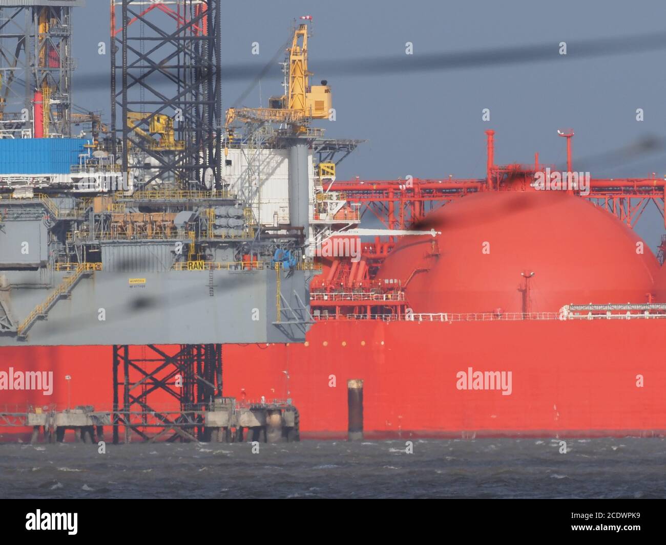 Sheerness, Kent, Regno Unito. 30 agosto 2020. Enorme GNL (gas naturale liquefatto) nave Arctic Lady passando jack up carro di perforazione 'corse' al porto di Sheerness, Kent questa mattina prima di ormeggio presso la National Grid's Grain GNL impianto. Credit: James Bell/Alamy Live News Foto Stock