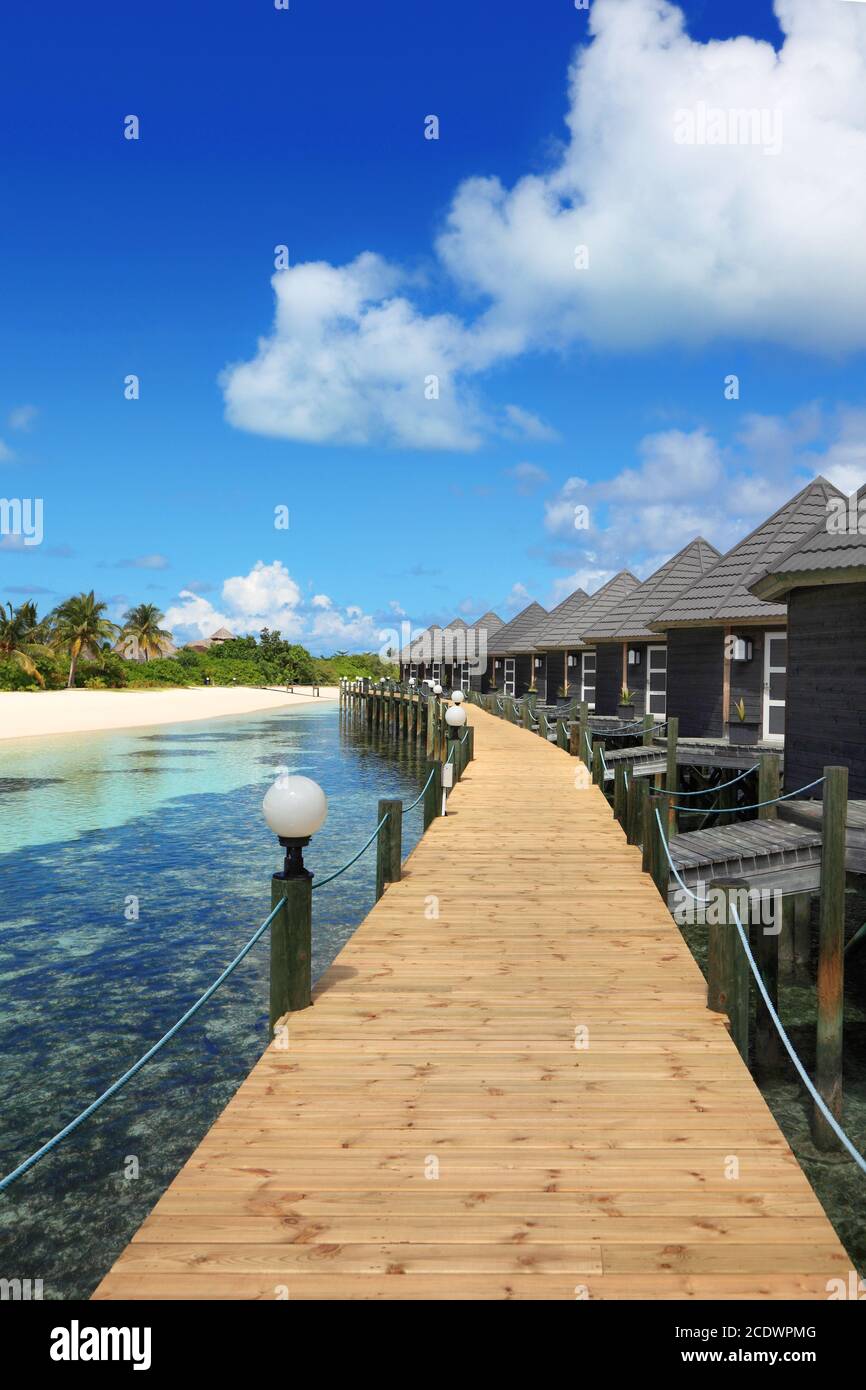 Bellissima spiaggia Maldive con bungalow sull'acqua. Foto Stock