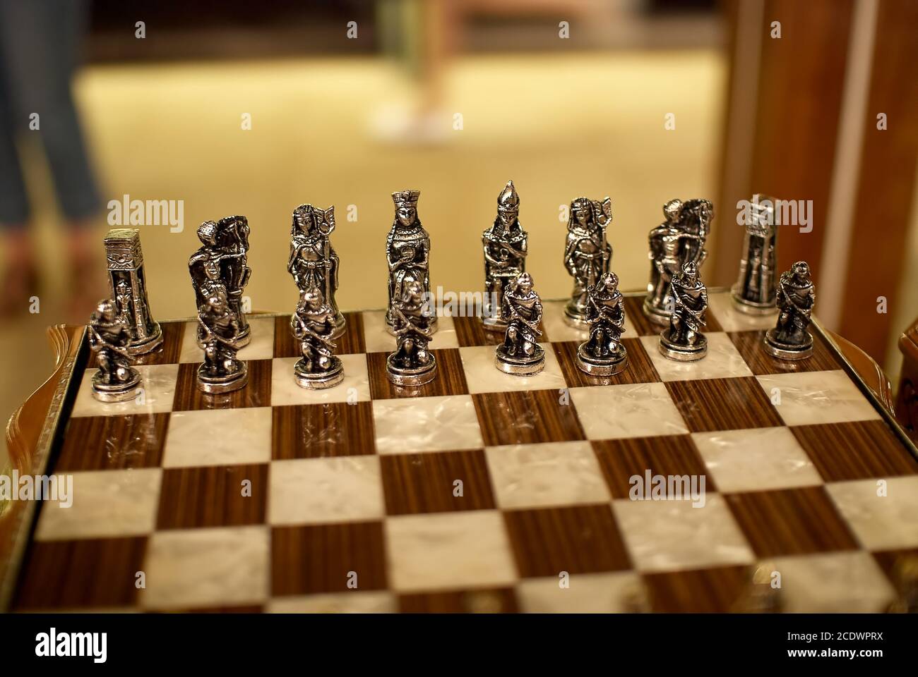Bella serie di scacchi in vendita sul Grand Bazaar, Turchia. In legno e materiali metallici. Chessboard, gioco classico, strategico, strategia, turco Foto Stock