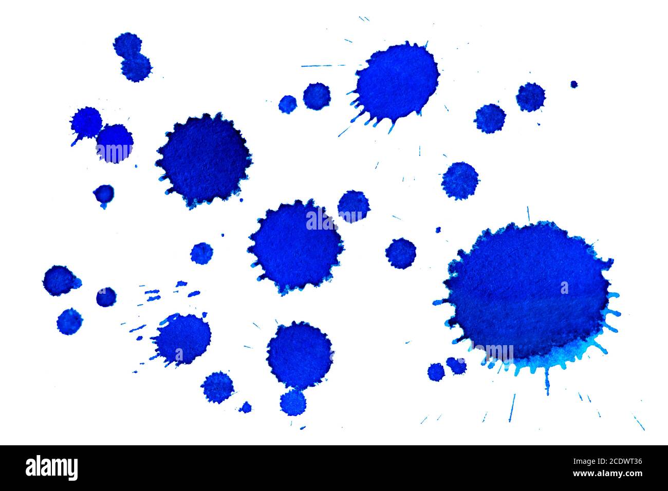 Raccolta di piccole e grandi macchie di inchiostro blu essiccato o. inkblot su white paper Foto Stock