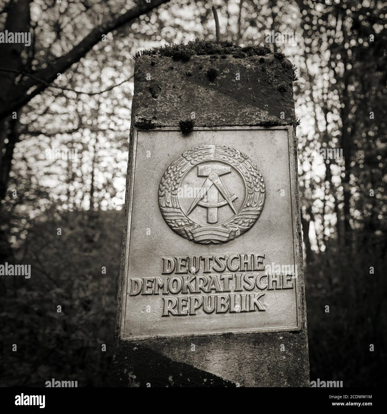 Pilastro di confine dell'ex confine tedesco interno con il Emblema del GDR Foto Stock