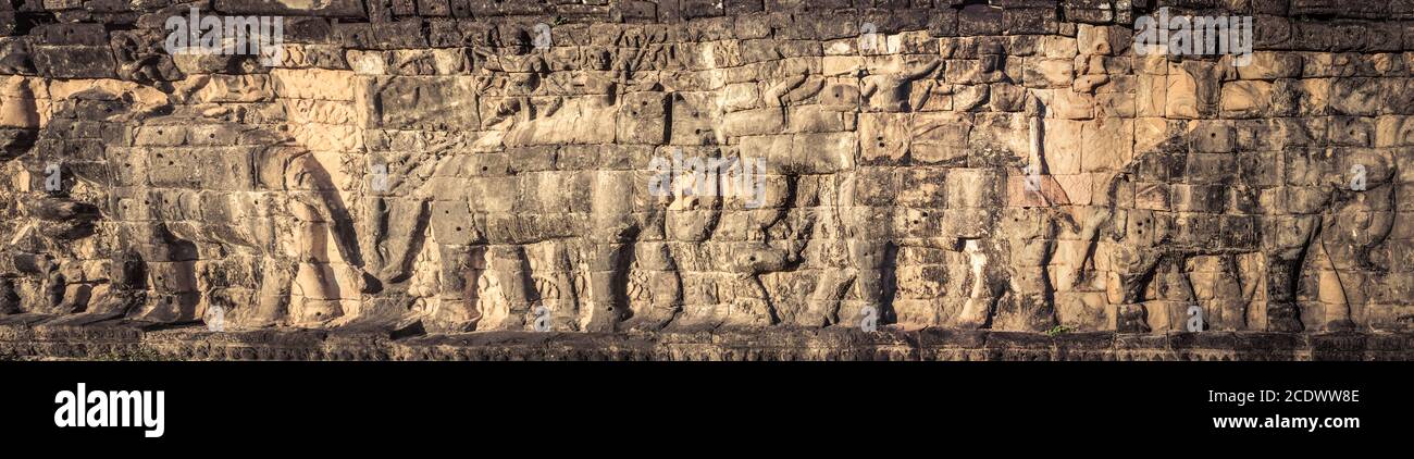 Bassorilievo alla Terrazza degli Elefanti . Siem Reap. Cambogia. Panorama Foto Stock