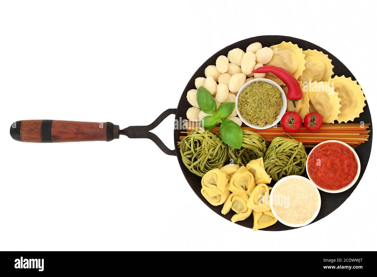 Sani ingredienti di pasta italiana con linguine tricolore, gnocchi, ravioli, tortellini e spaghetti di spinaci con salsa di pomodoro, pesto e parmigiano. Su un Foto Stock