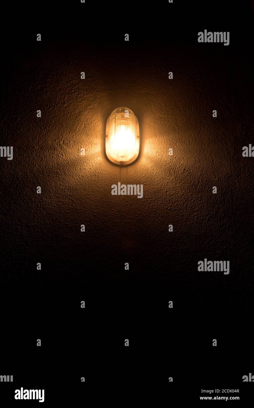 lampadina sulla parete Foto Stock