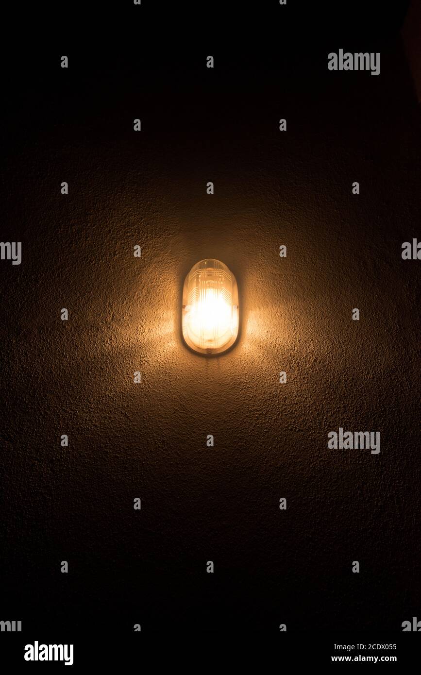 lampadina sulla parete Foto Stock