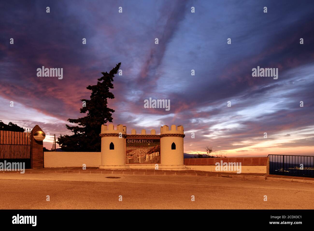 Dawn in cima alla montagna pueblo di Comares, Axarquia, Malaga, Andalusia, Costa del Sol, Spagna Foto Stock